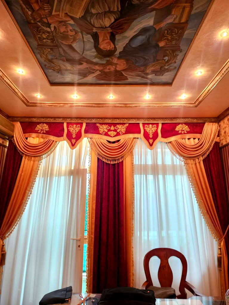 Schloss-Fenster mit Schabracke